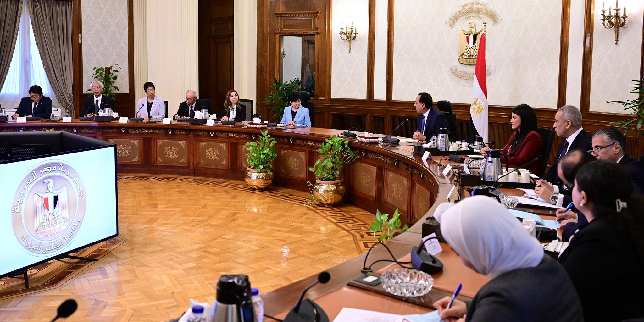 رئيس الوزراء يلتقي محافظ طوكيو والوفد المرافق لها