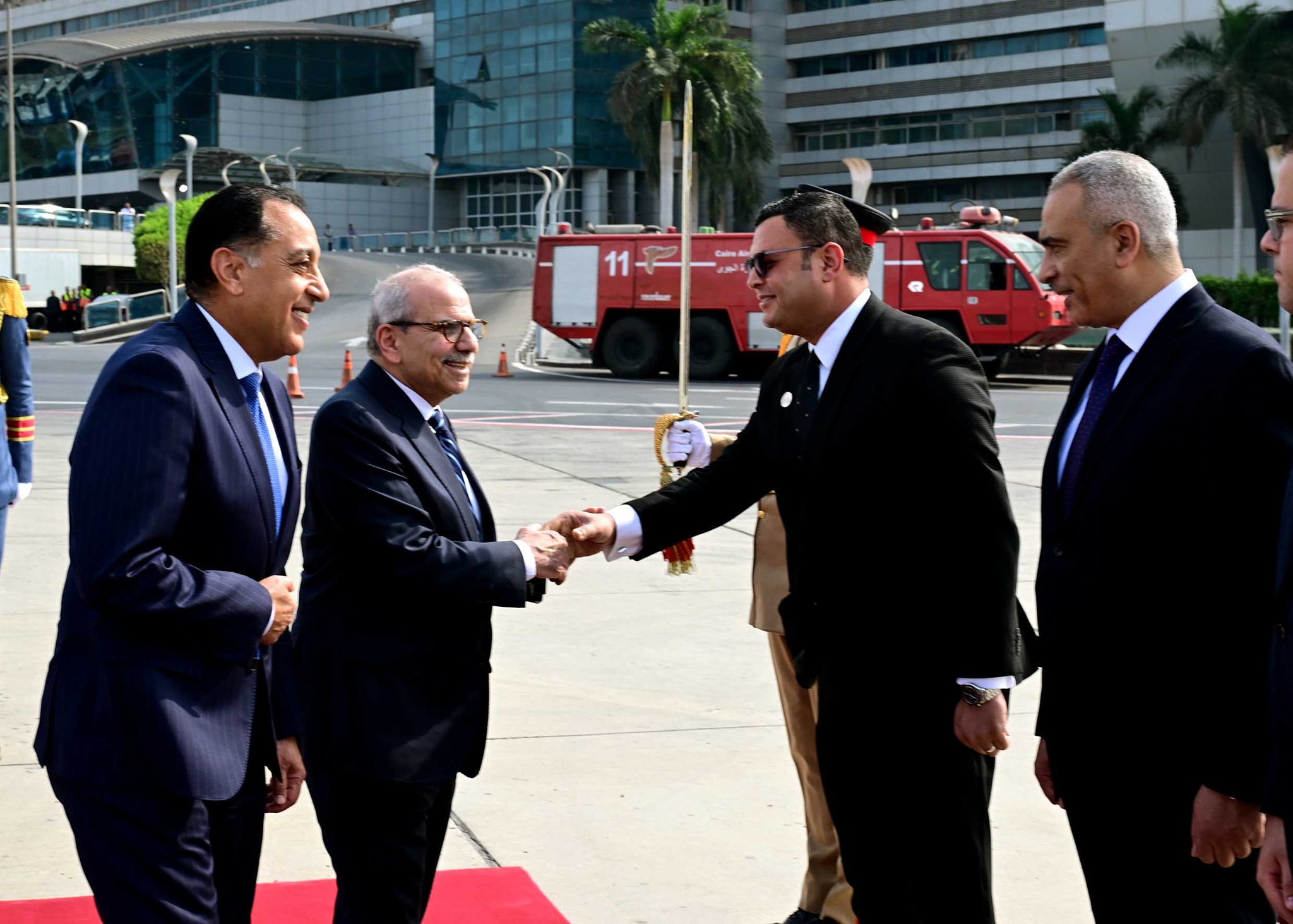 رئيس الوزراء يستقبل نظيره اللبناني بمطار القاهرة الدولي