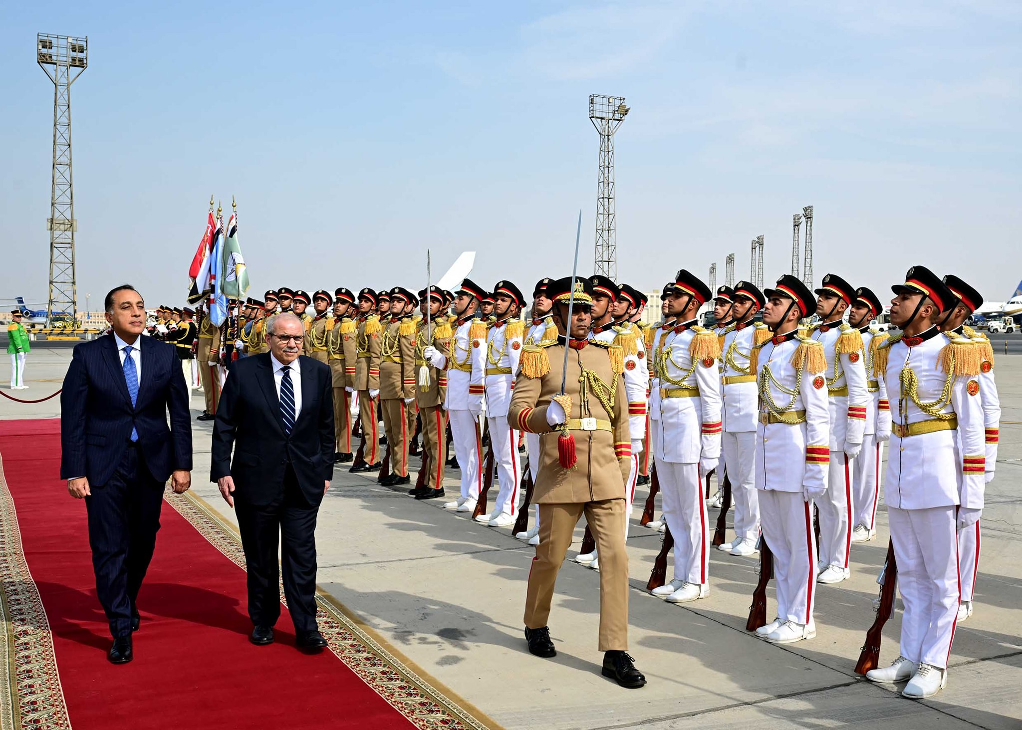 رئيس الوزراء يستقبل نظيره اللبناني بمطار القاهرة الدولي