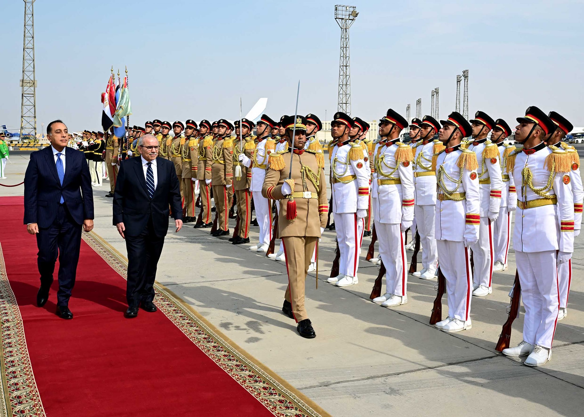 رئيس الوزراء يستقبل نظيره اللبناني بمطار القاهرة الدولي