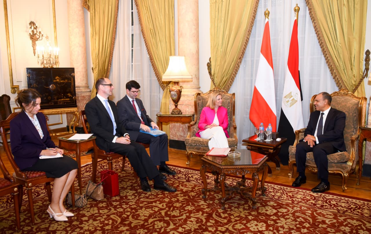 وزير الخارجية يجتمع مع وزيرة خارجية النمسا