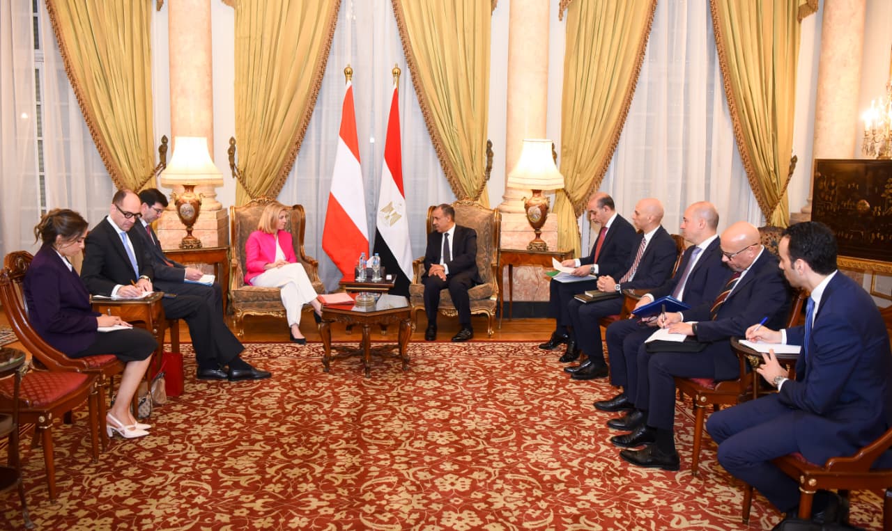 وزير الخارجية يجتمع مع وزيرة خارجية النمسا
