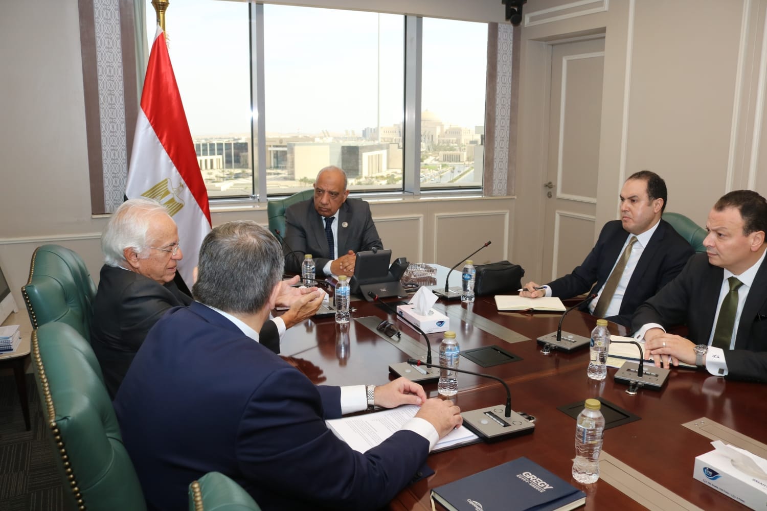 وزير الكهرباء مع رئيس مجموعة شركات كوبولوزيس اليونانية