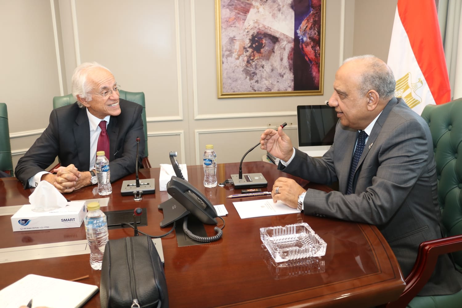 وزير الكهرباء مع رئيس مجموعة شركات كوبولوزيس اليونانية