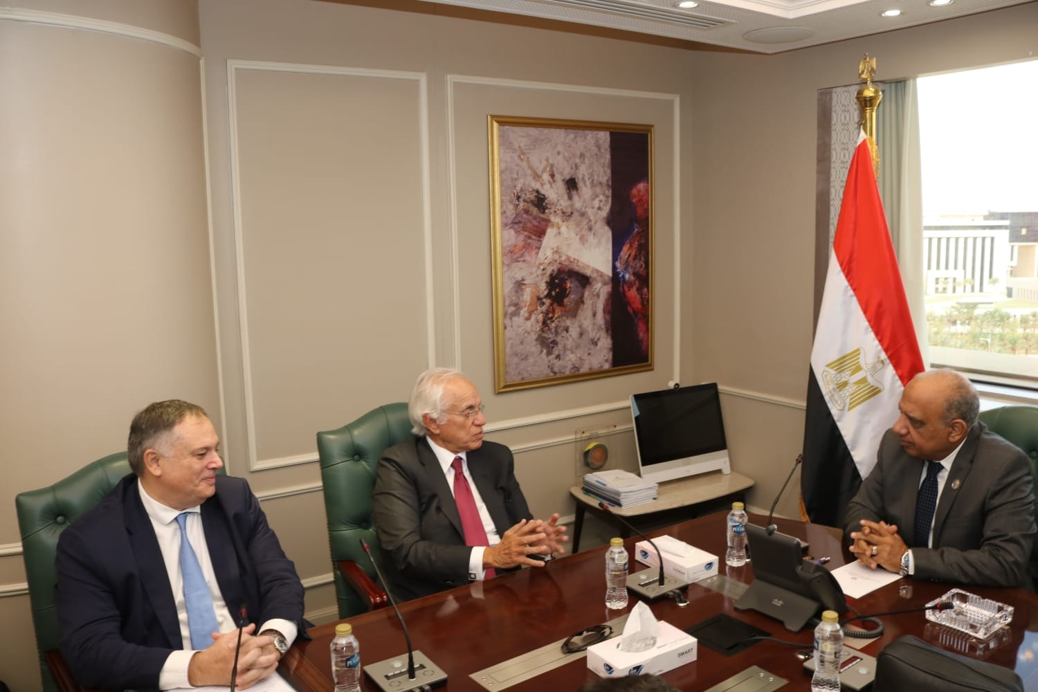 وزير الكهرباء مع رئيس مجموعة شركات كوبولوزيس اليونانية