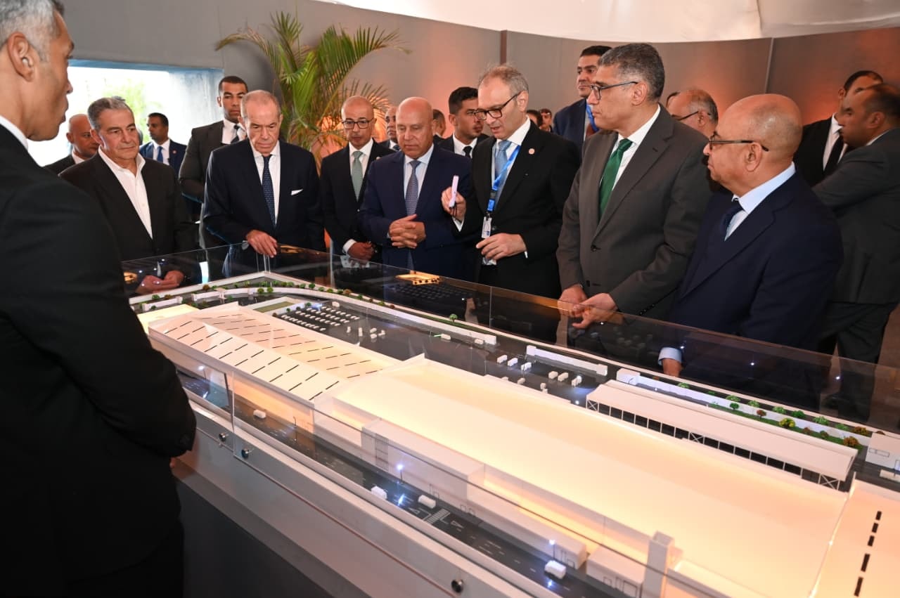 وزير الصناعة يضع حجر الأساس لمصنع ماك لوسائل النقل