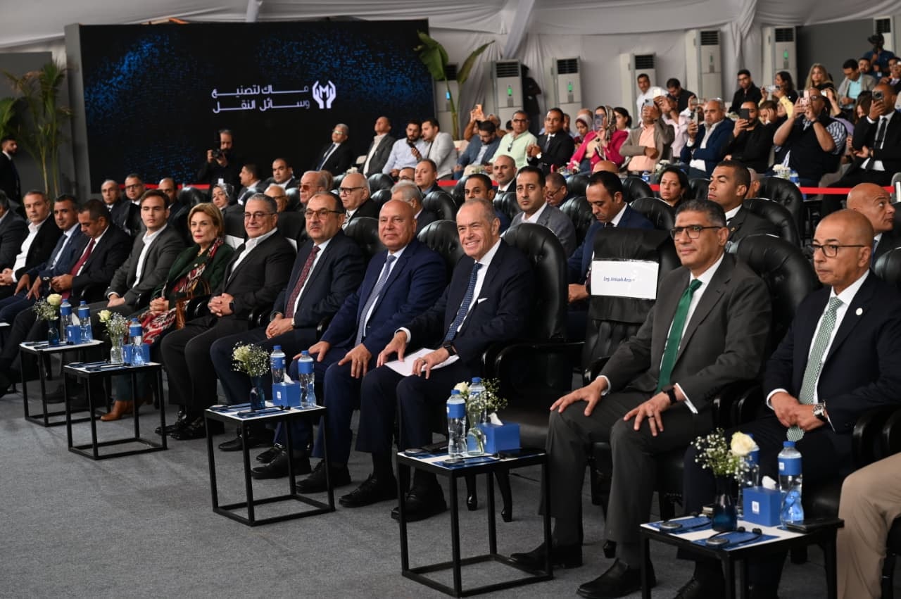 وزير الصناعة يضع حجر الأساس لمصنع ماك لوسائل النقل