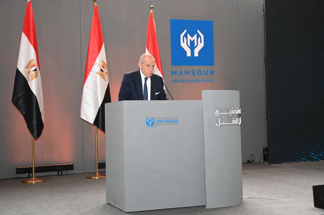 وزير الصناعة يضع حجر الأساس لمصنع ماك لوسائل النقل