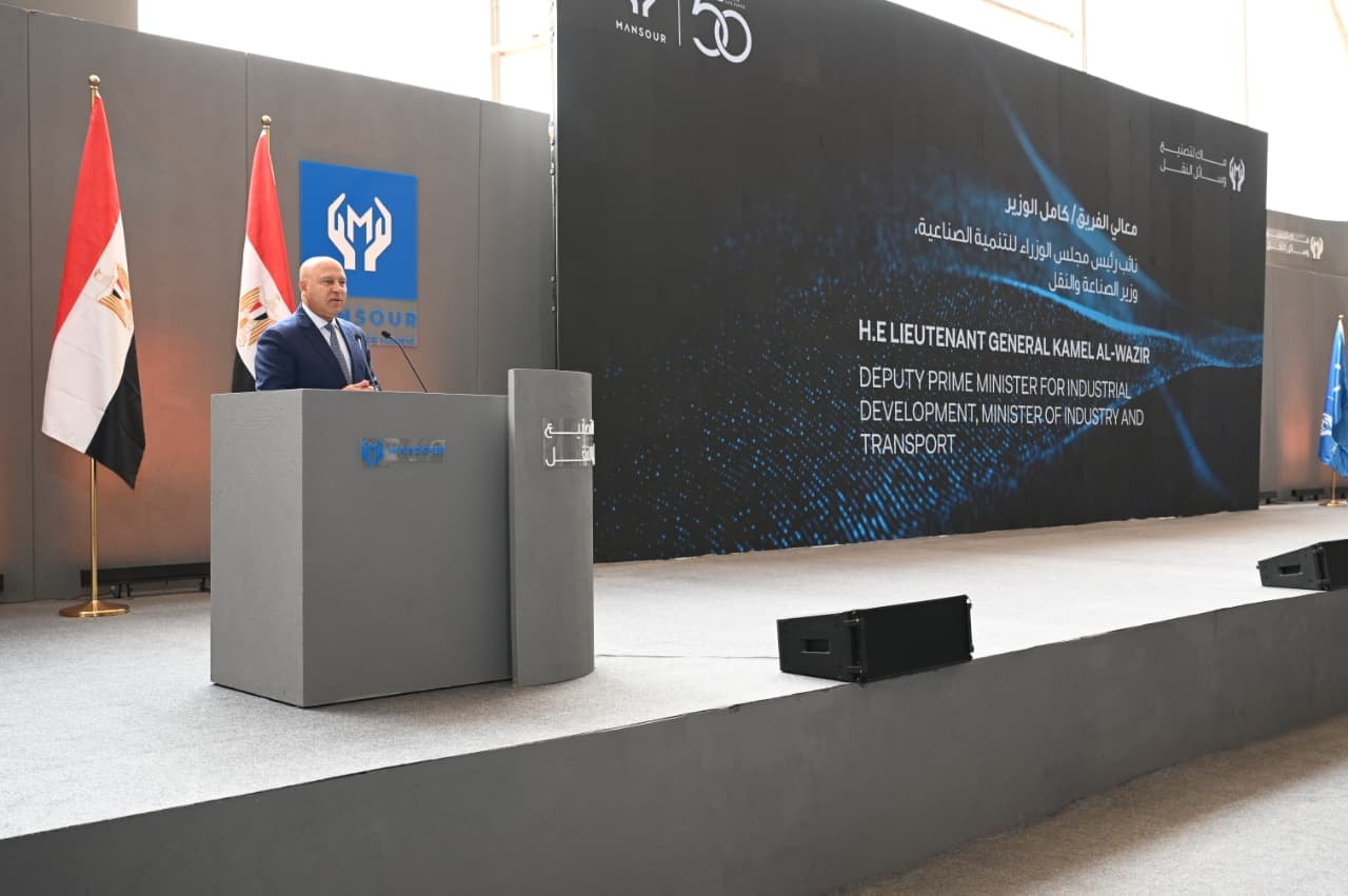 وزير الصناعة يضع حجر الأساس لمصنع ماك لوسائل النقل