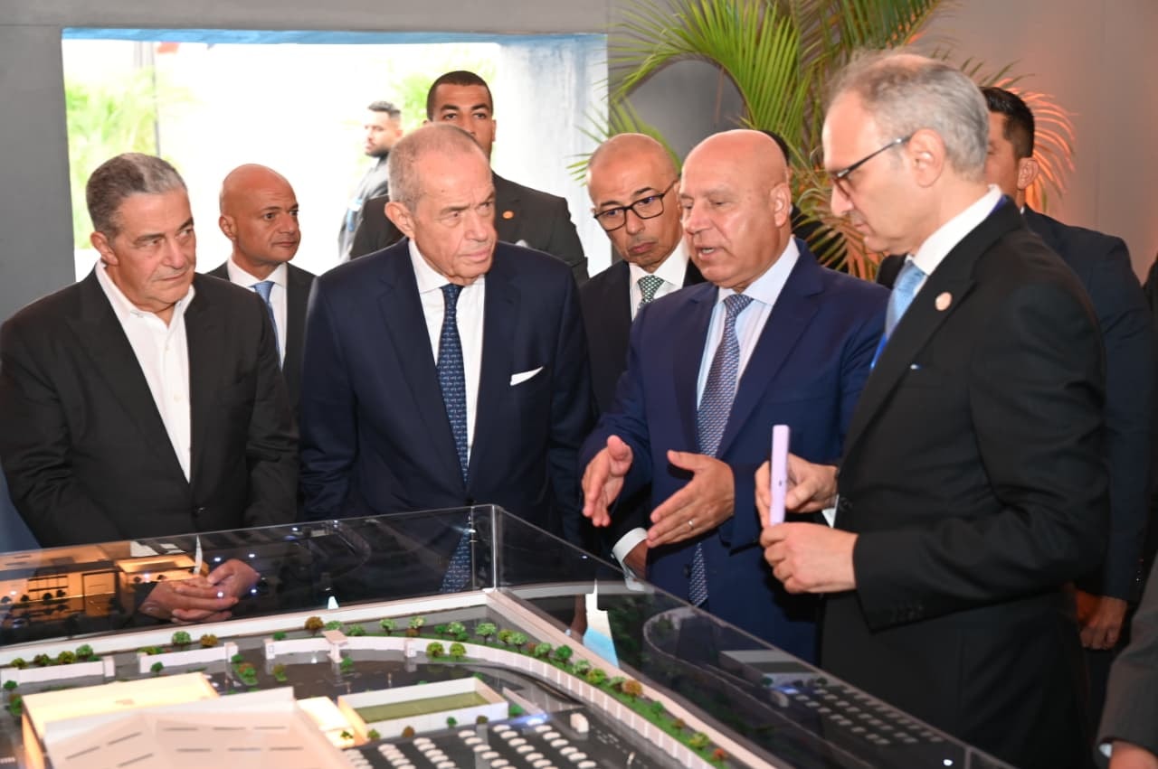 وزير الصناعة يضع حجر الأساس لمصنع ماك لوسائل النقل