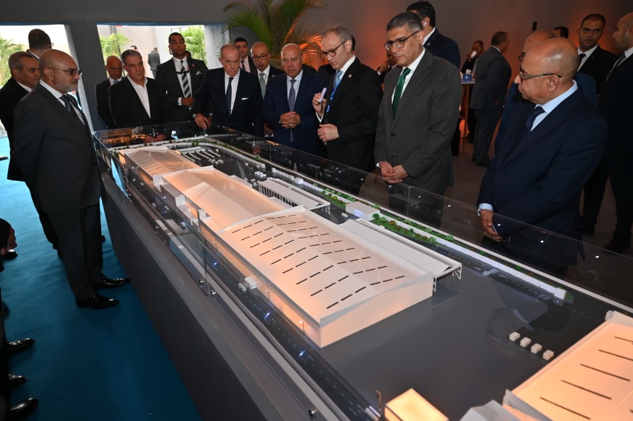 وزير الصناعة يضع حجر الأساس لمصنع ماك لوسائل النقل