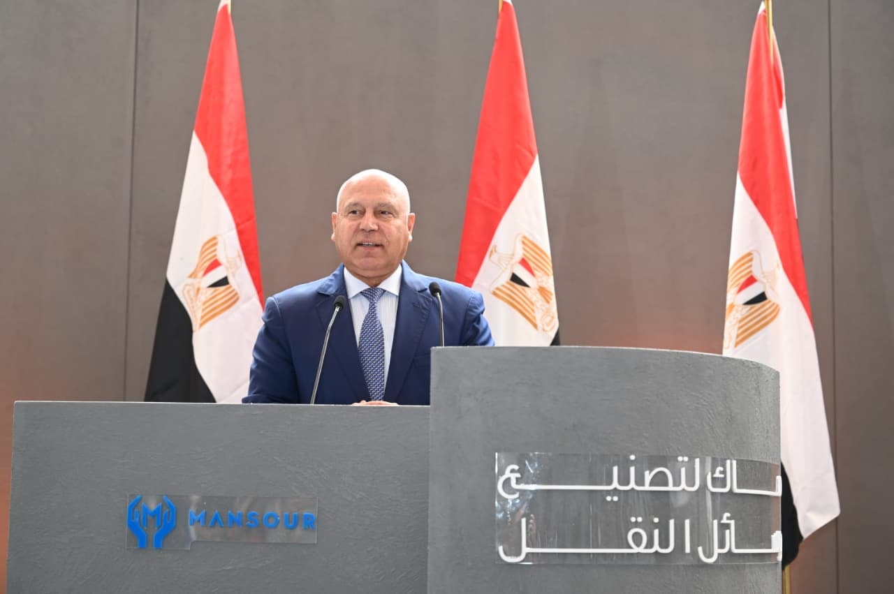 وزير الصناعة يضع حجر الأساس لمصنع ماك لوسائل النقل