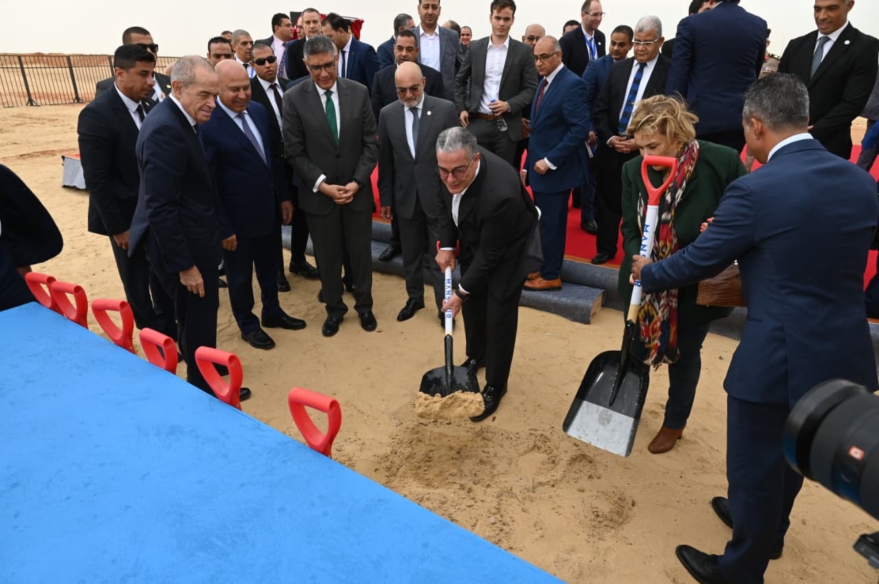 وزير الصناعة يضع حجر الأساس لمصنع ماك لوسائل النقل