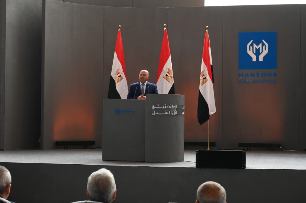 وزير الصناعة يضع حجر الأساس لمصنع ماك لوسائل النقل