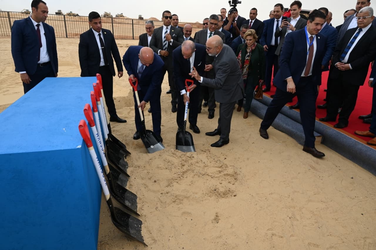 وزير الصناعة يضع حجر الأساس لمصنع ماك لوسائل النقل