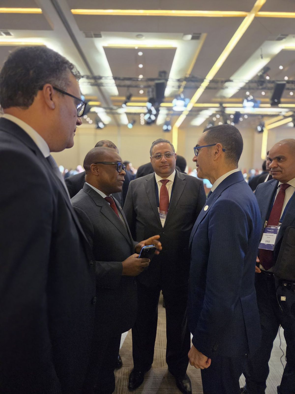 وزير الاستثمار مع سكرتير عام منظمة الدول الثماني الإسلامية