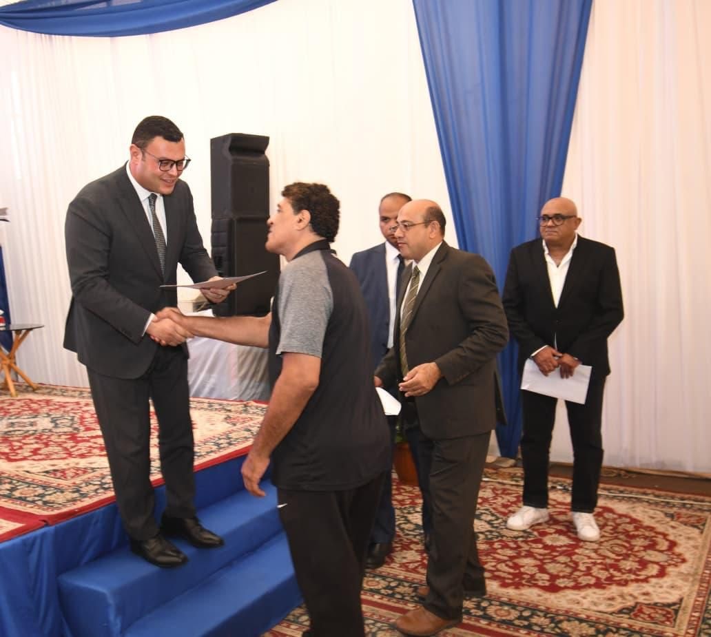 وزير الإسكان يُسلم عقود وحدات مبادرة سكن لكل المصريين