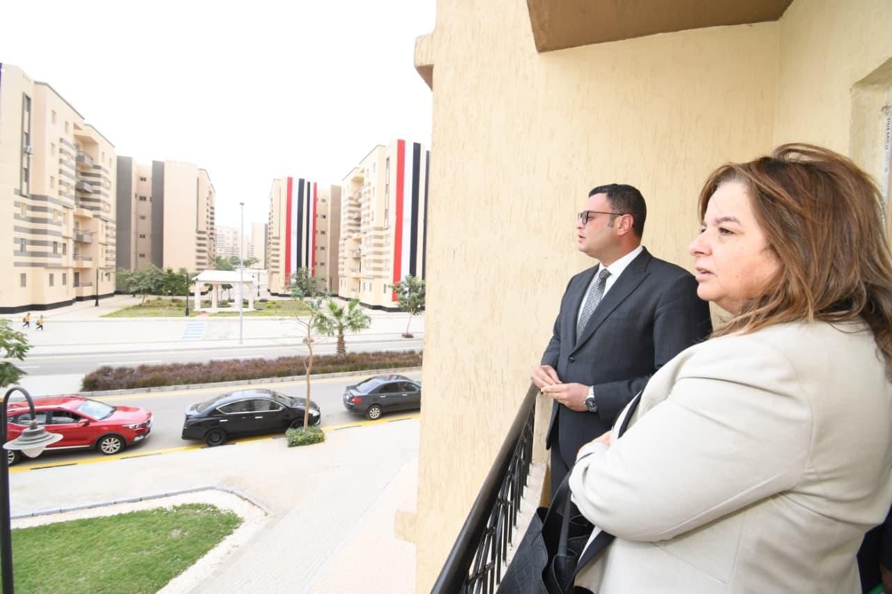 وزير الإسكان يُسلم عقود وحدات مبادرة سكن لكل المصريين