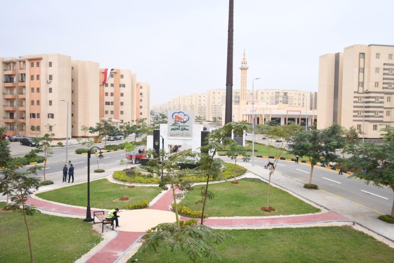 وزير الإسكان يُسلم عقود وحدات مبادرة سكن لكل المصريين