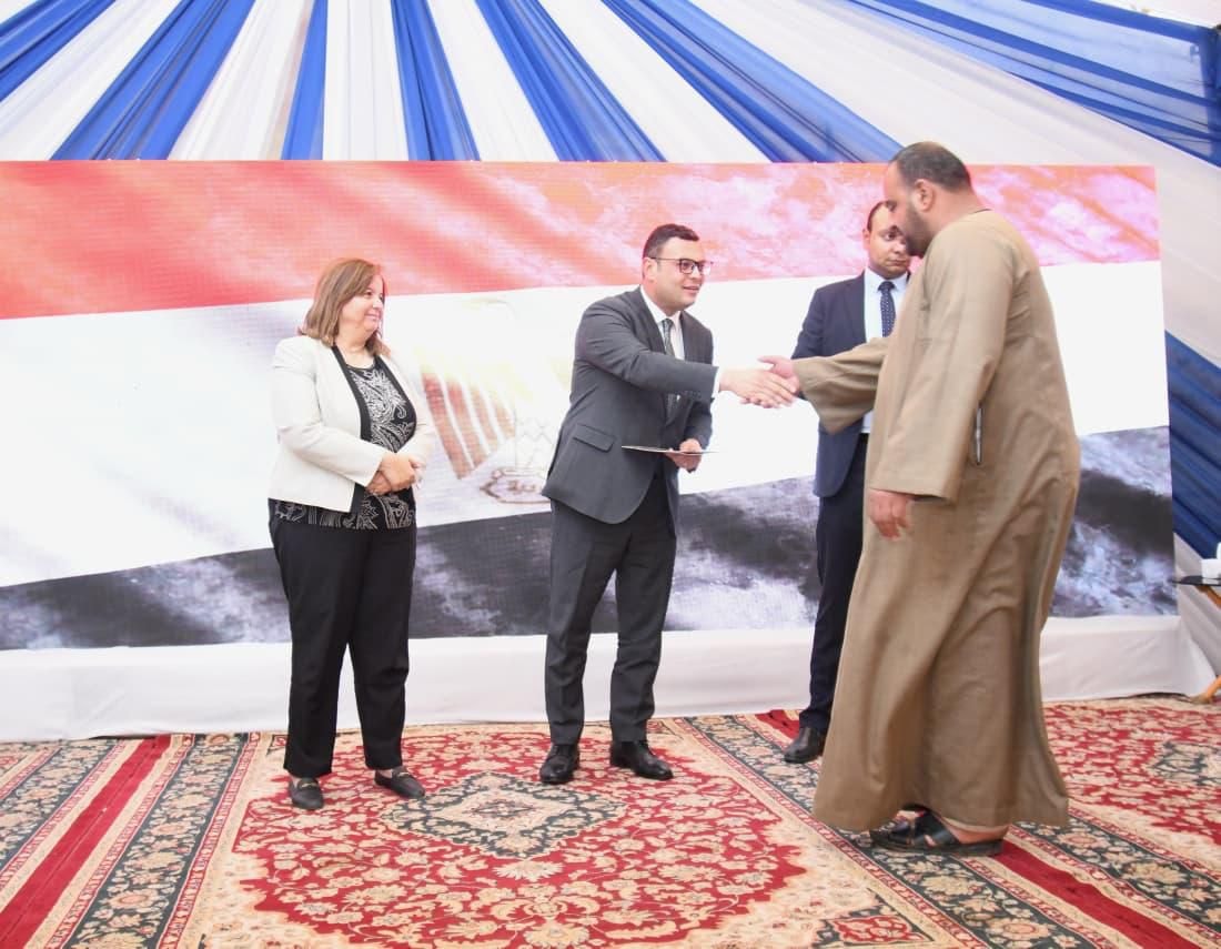وزير الإسكان يُسلم عقود وحدات مبادرة سكن لكل المصريين