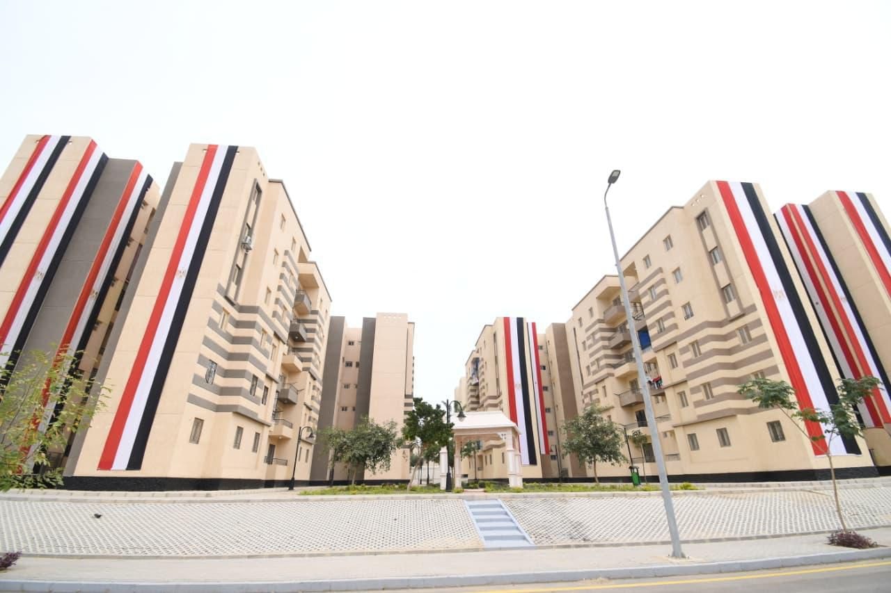 وزير الإسكان يُسلم عقود وحدات مبادرة سكن لكل المصريين