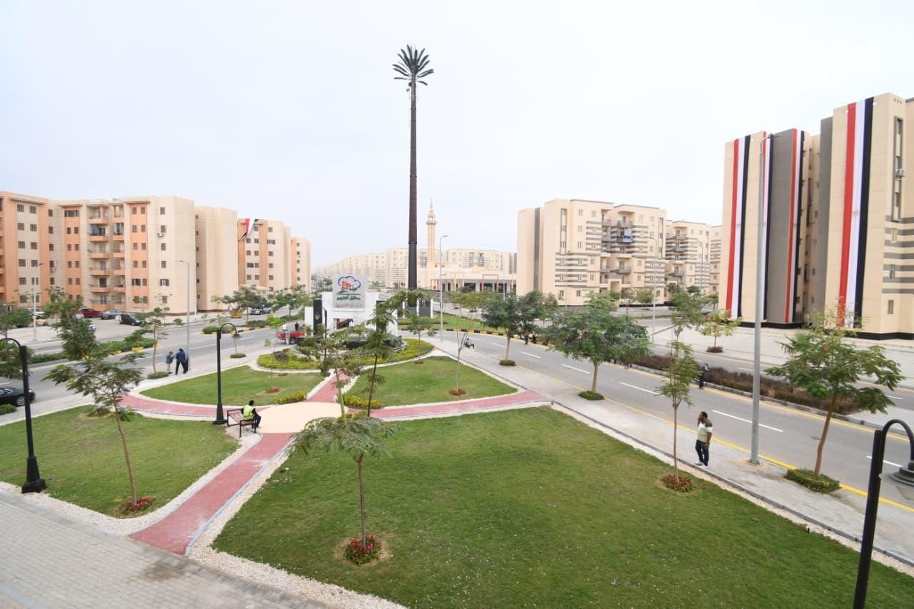 وزير الإسكان يُسلم عقود وحدات مبادرة سكن لكل المصريين