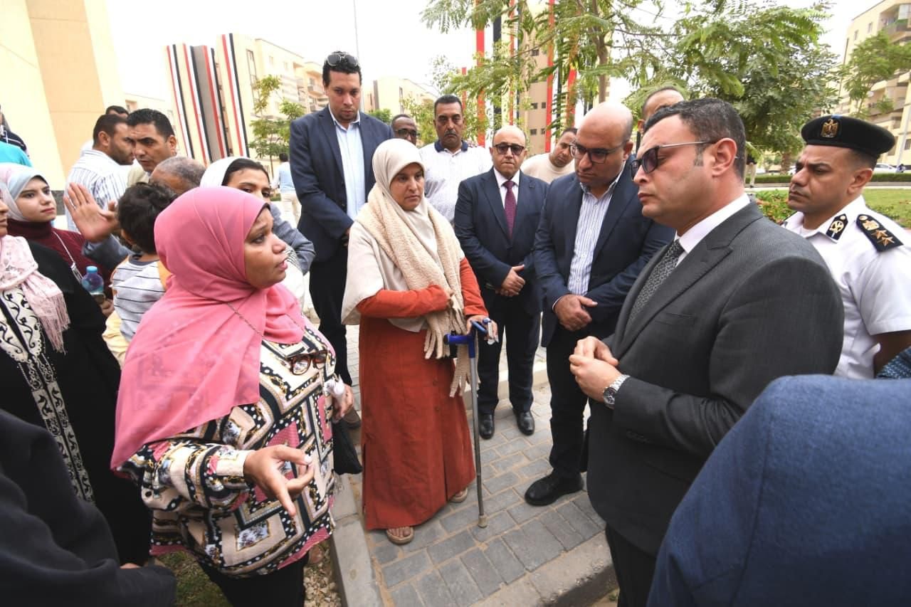 وزير الإسكان يُسلم عقود وحدات مبادرة سكن لكل المصريين