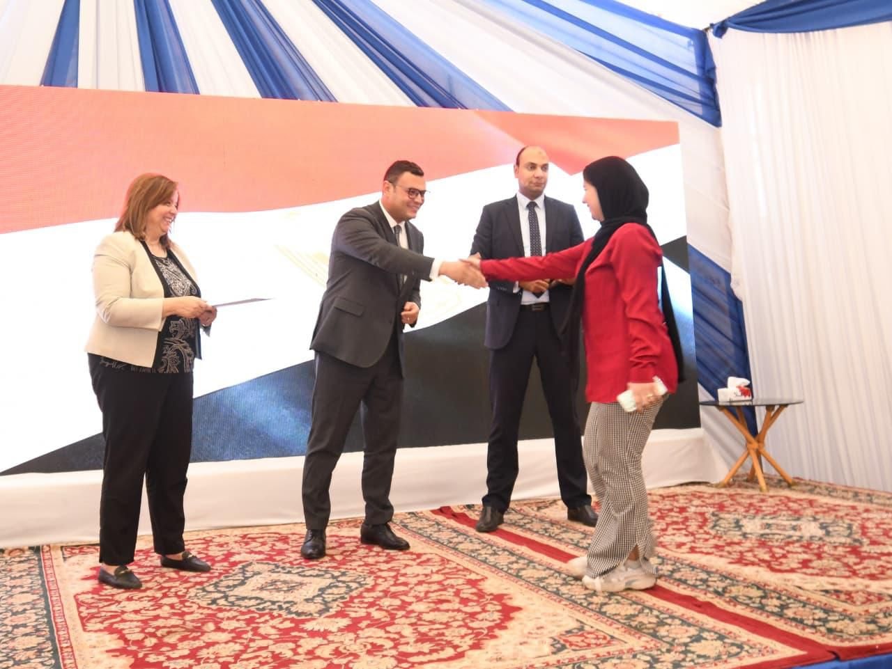 وزير الإسكان يُسلم عقود وحدات مبادرة سكن لكل المصريين