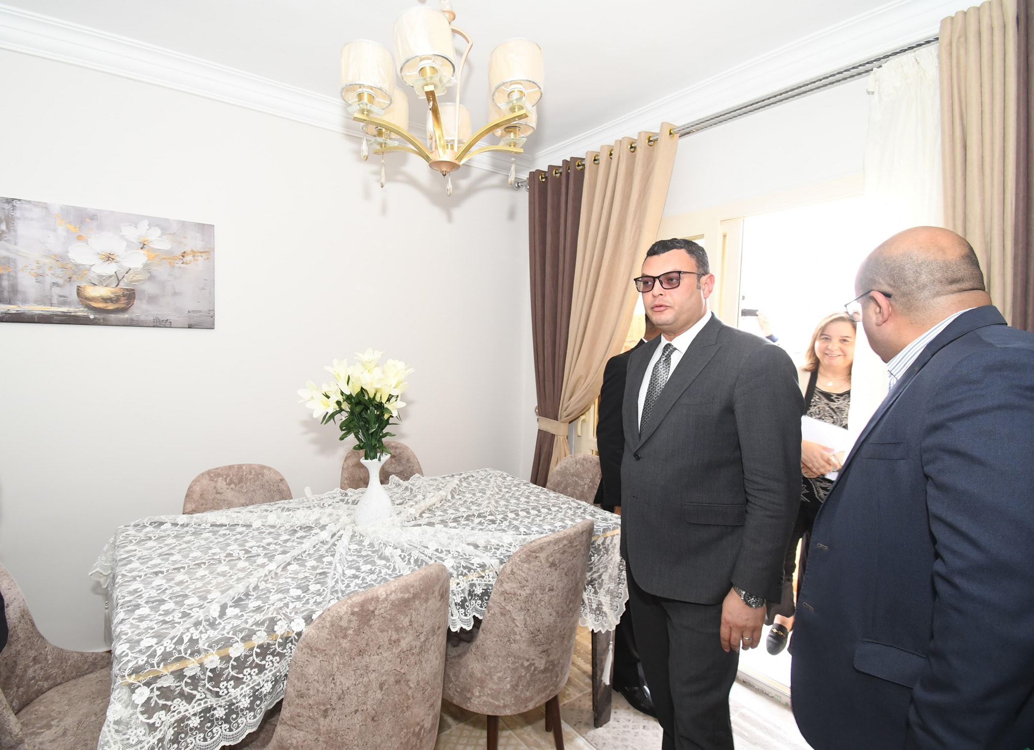 وزير الإسكان يُسلم عقود وحدات مبادرة سكن لكل المصريين