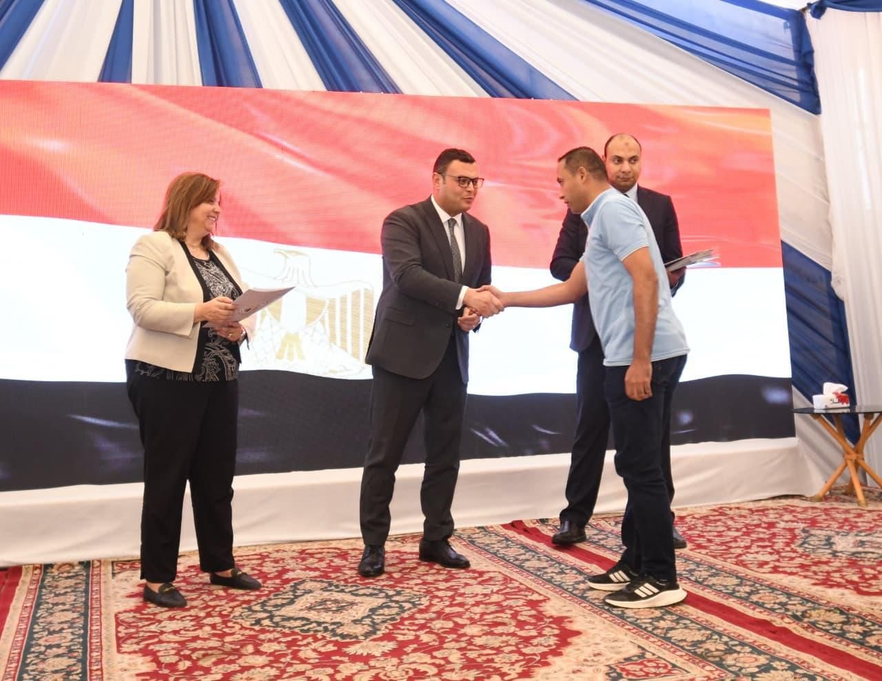 وزير الإسكان يُسلم عقود وحدات مبادرة سكن لكل المصريين
