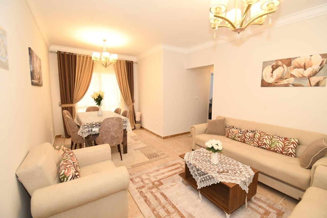 وزير الإسكان يُسلم عقود وحدات مبادرة سكن لكل المصريين