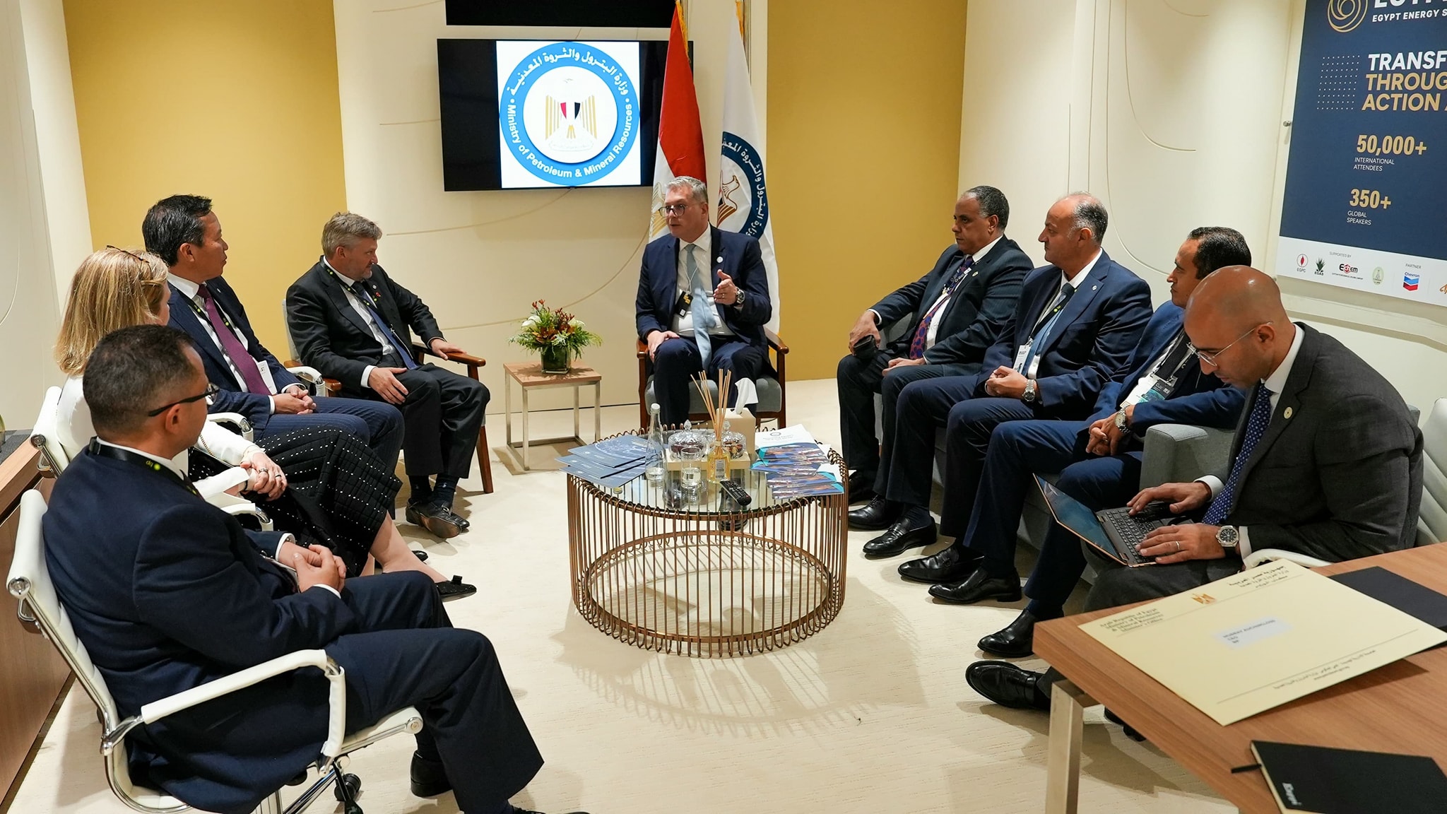 وزير البترول مع رؤساء وقادة شركات الطاقة العالمية