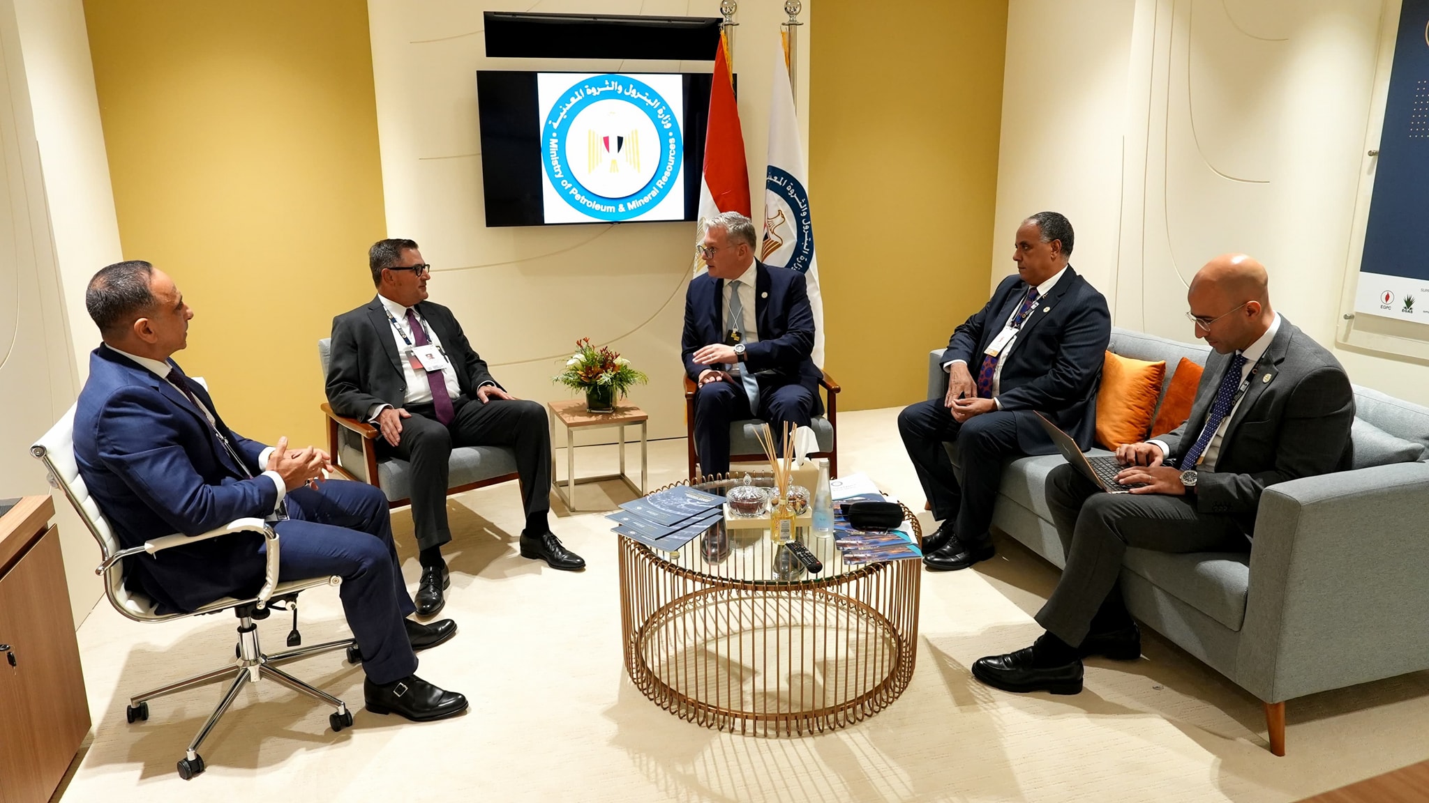 وزير البترول مع رؤساء وقادة شركات الطاقة العالمية