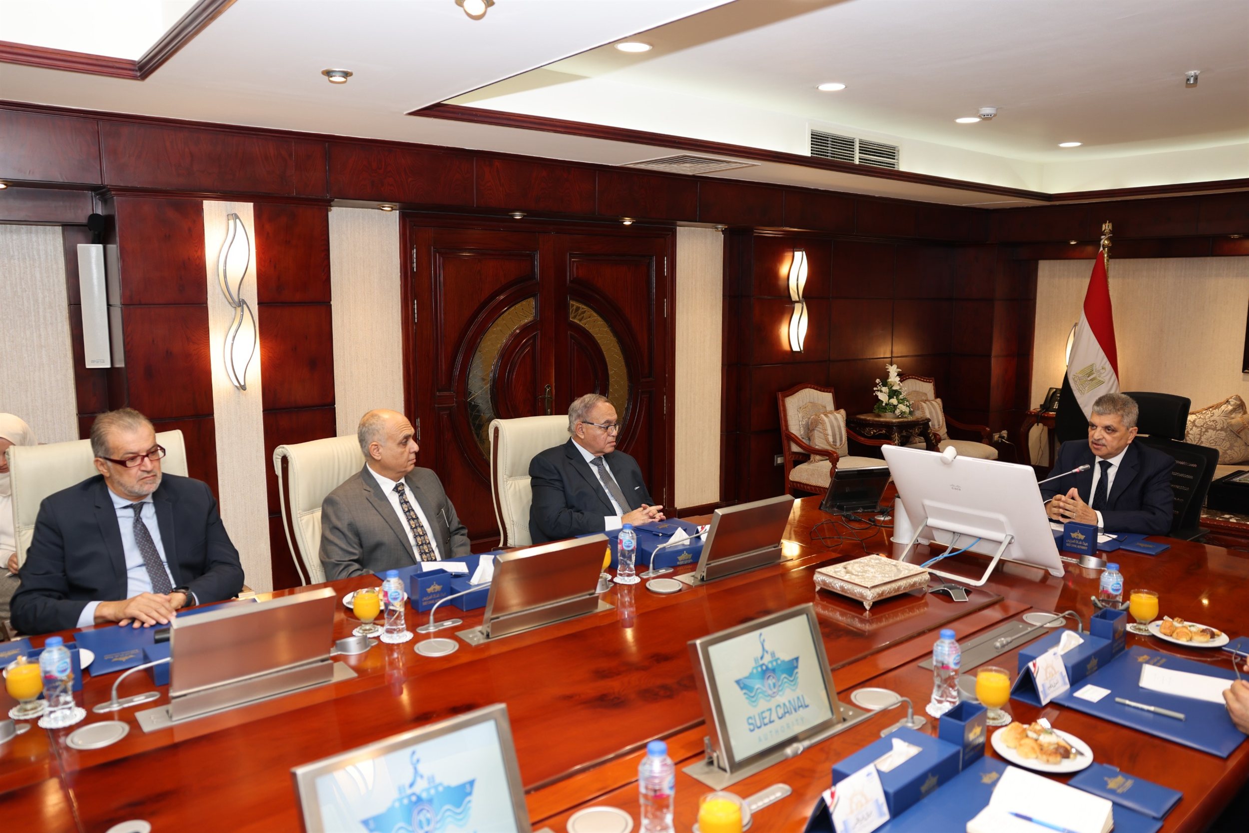 أسامة ربيع مع ممثلي 20 جهة من الخطوط والتوكيلات الملاحية