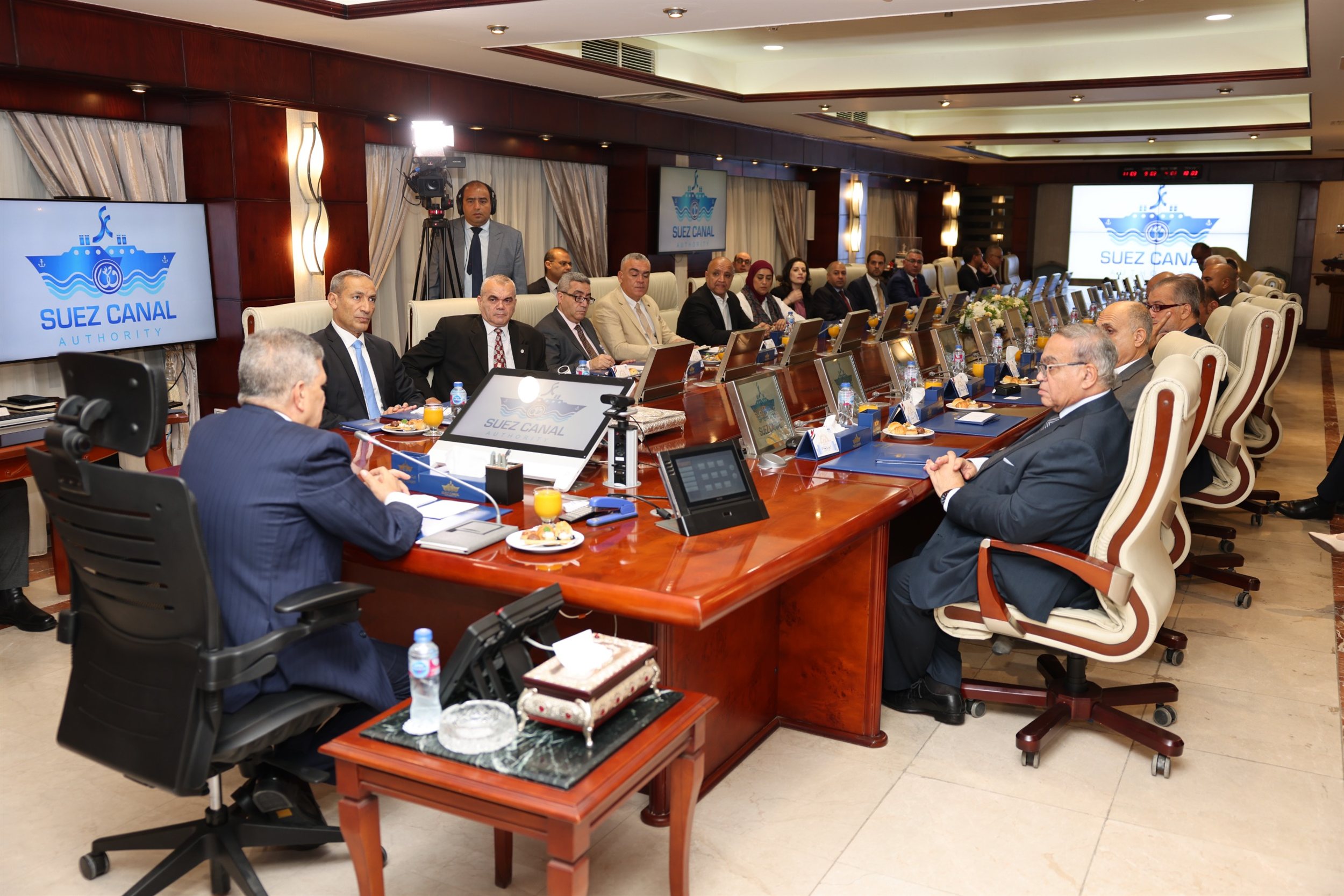 أسامة ربيع مع ممثلي 20 جهة من الخطوط والتوكيلات الملاحية