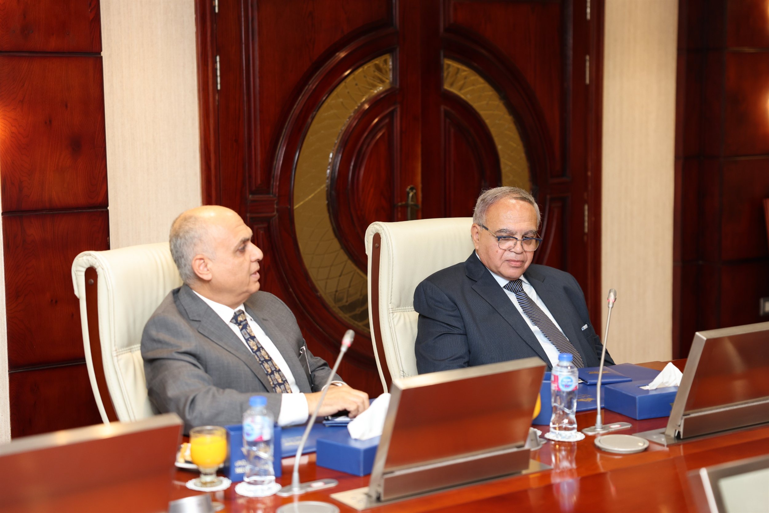 أسامة ربيع مع ممثلي 20 جهة من الخطوط والتوكيلات الملاحية