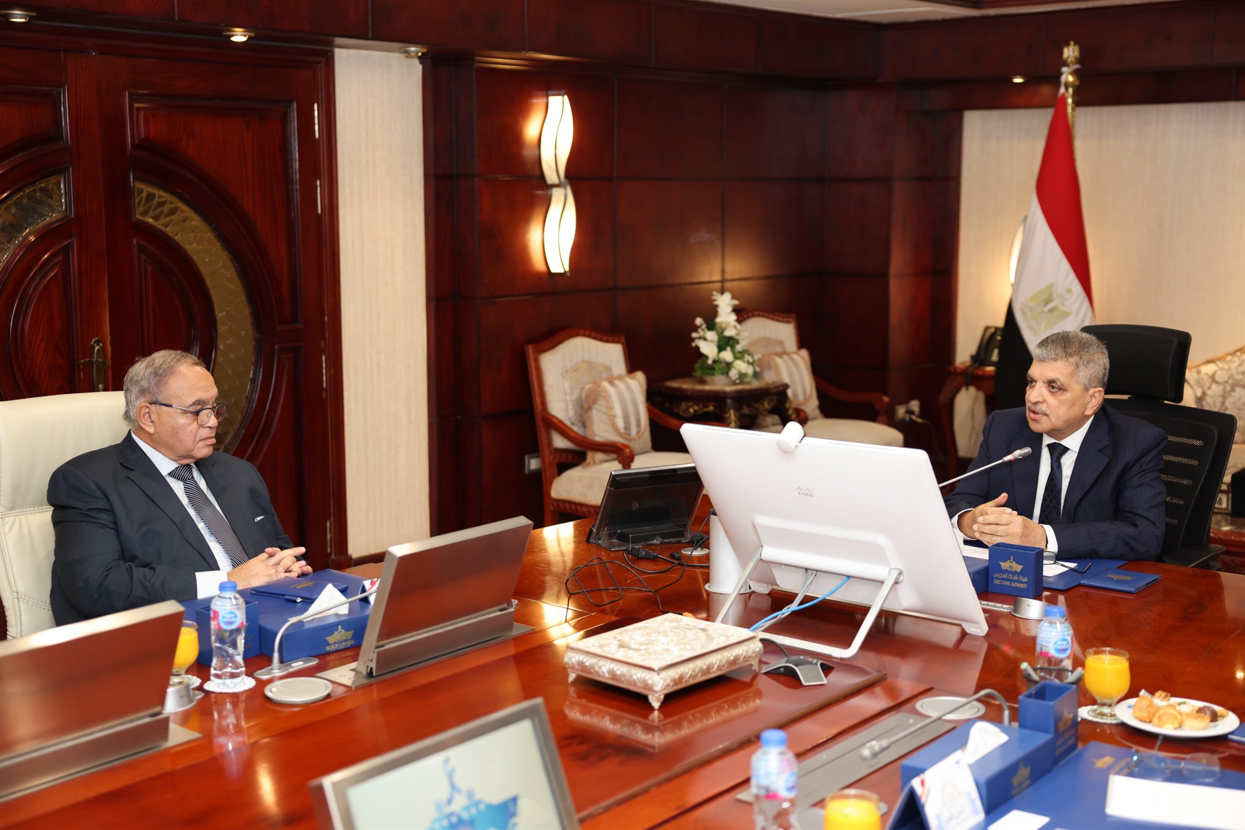 أسامة ربيع مع ممثلي 20 جهة من الخطوط والتوكيلات الملاحية