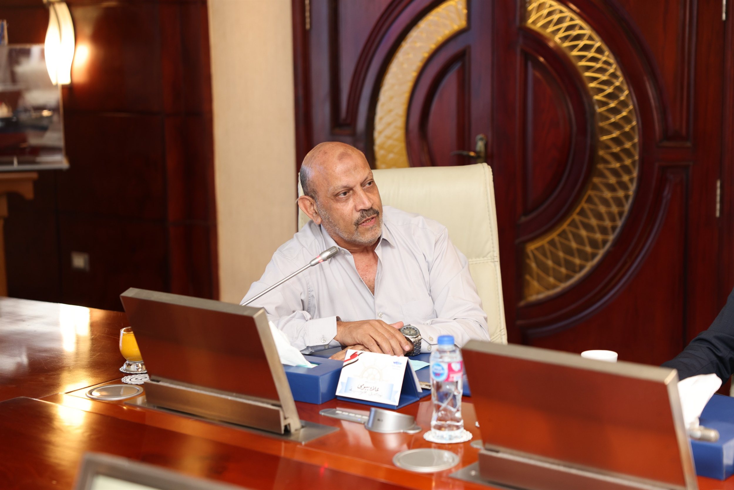 أسامة ربيع مع ممثلي 20 جهة من الخطوط والتوكيلات الملاحية