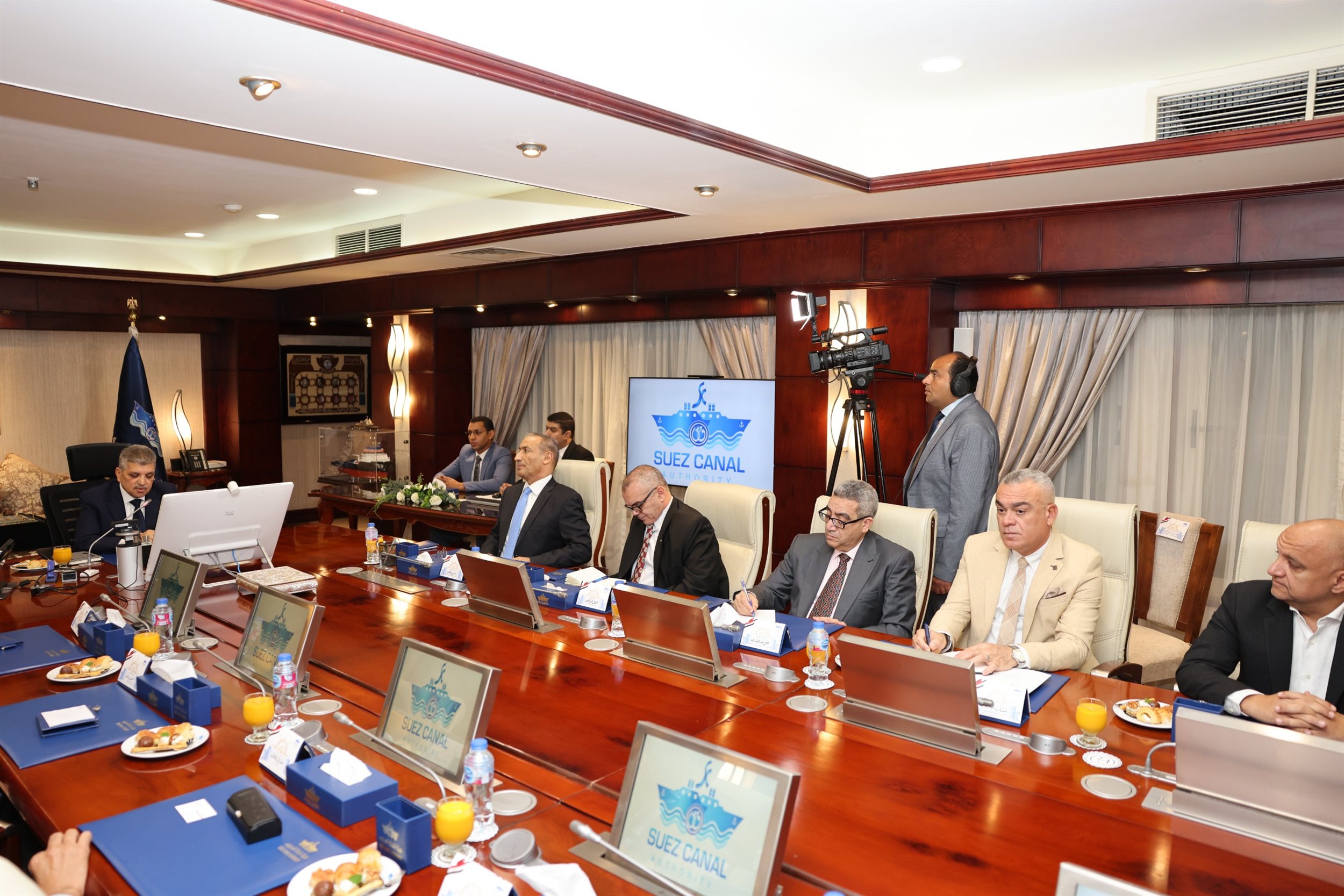 أسامة ربيع مع ممثلي 20 جهة من الخطوط والتوكيلات الملاحية