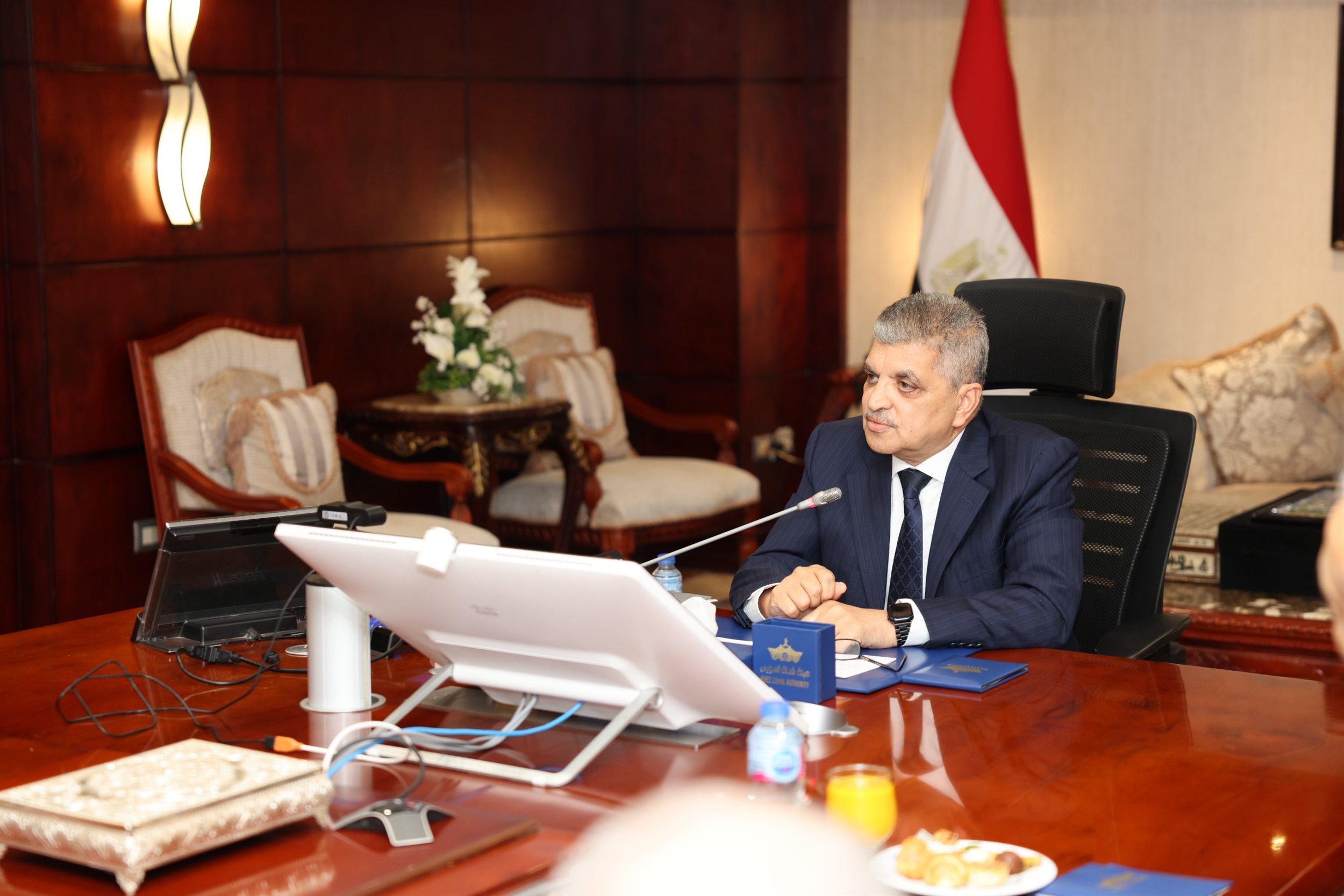 أسامة ربيع مع ممثلي 20 جهة من الخطوط والتوكيلات الملاحية