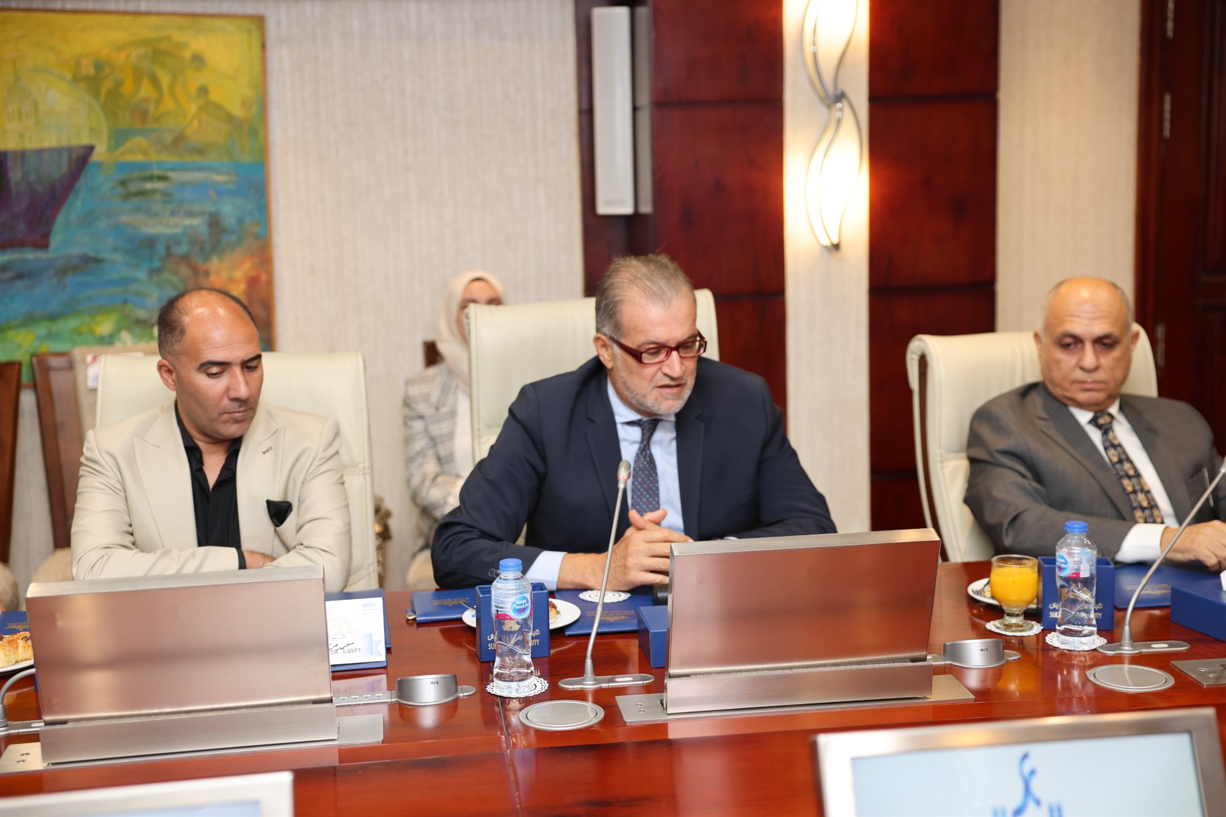 أسامة ربيع مع ممثلي 20 جهة من الخطوط والتوكيلات الملاحية