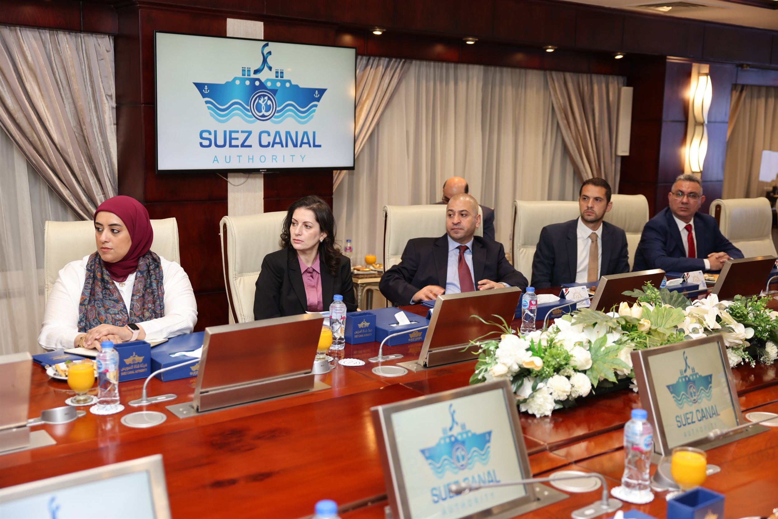 أسامة ربيع مع ممثلي 20 جهة من الخطوط والتوكيلات الملاحية