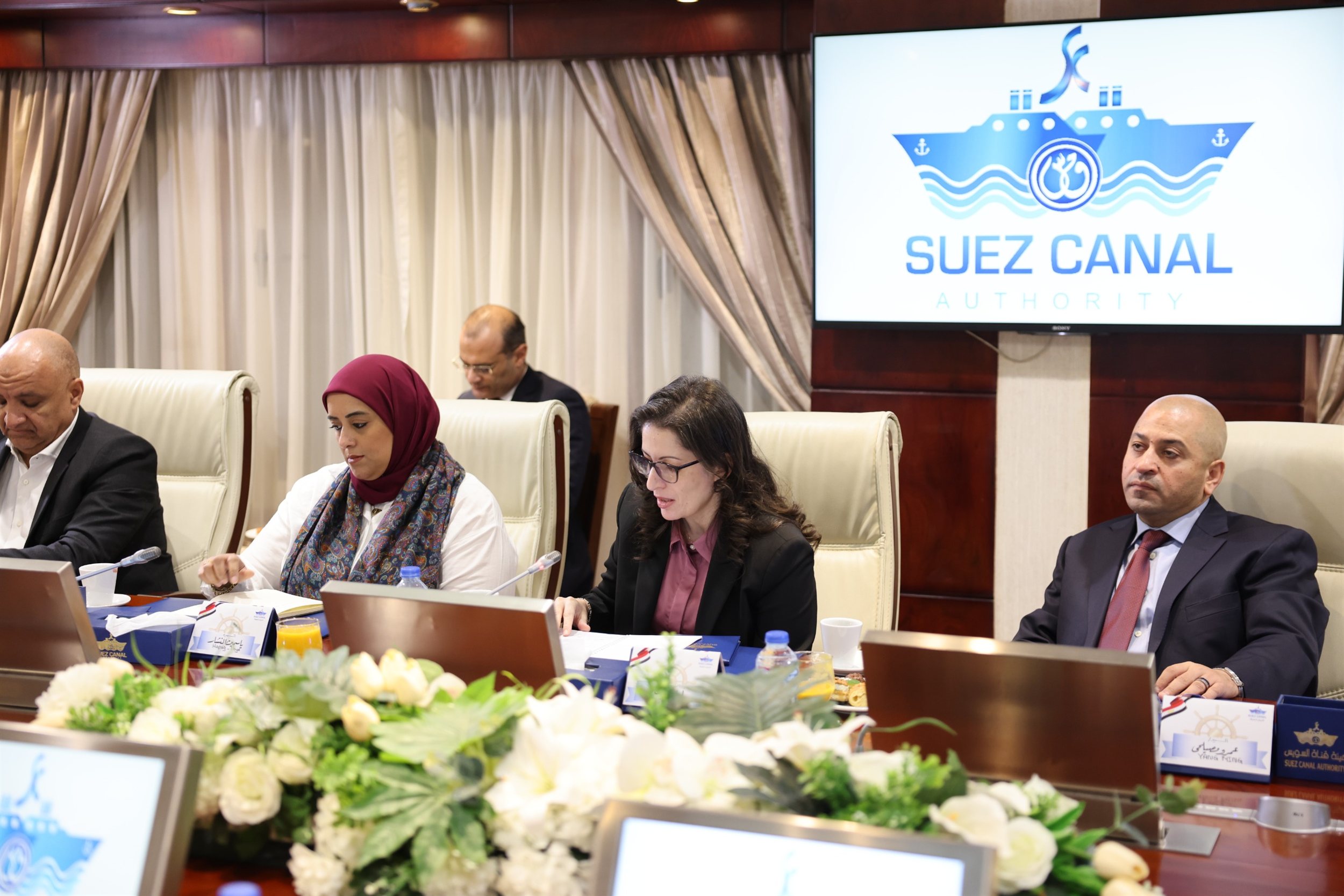 أسامة ربيع مع ممثلي 20 جهة من الخطوط والتوكيلات الملاحية