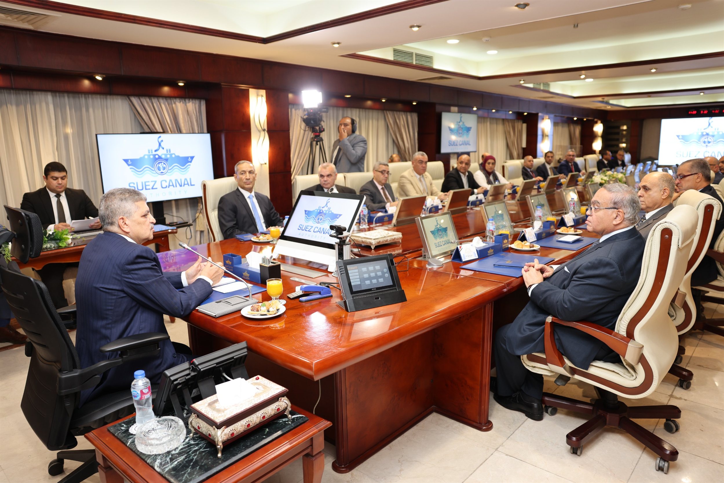 أسامة ربيع مع ممثلي 20 جهة من الخطوط والتوكيلات الملاحية