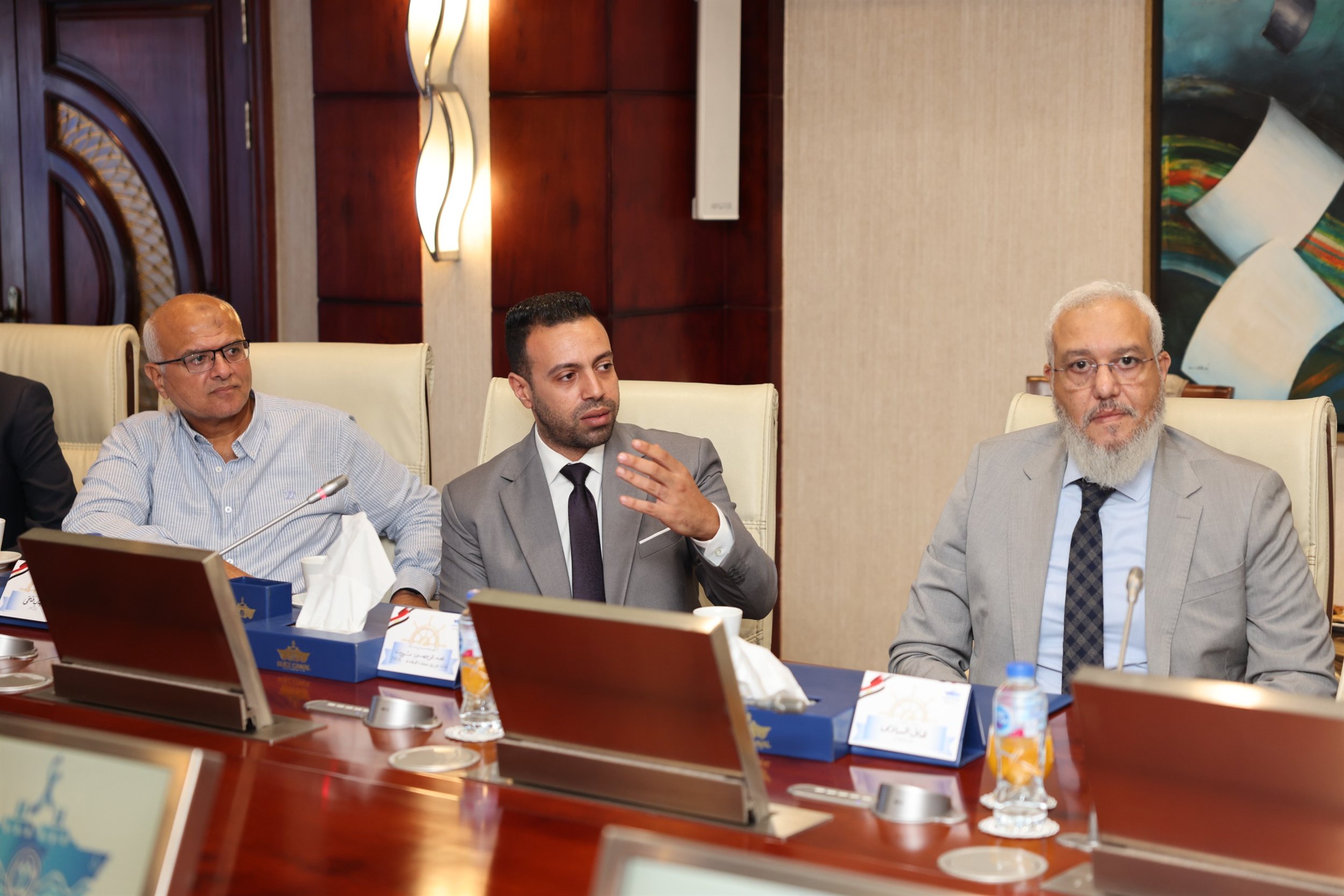 أسامة ربيع مع ممثلي 20 جهة من الخطوط والتوكيلات الملاحية