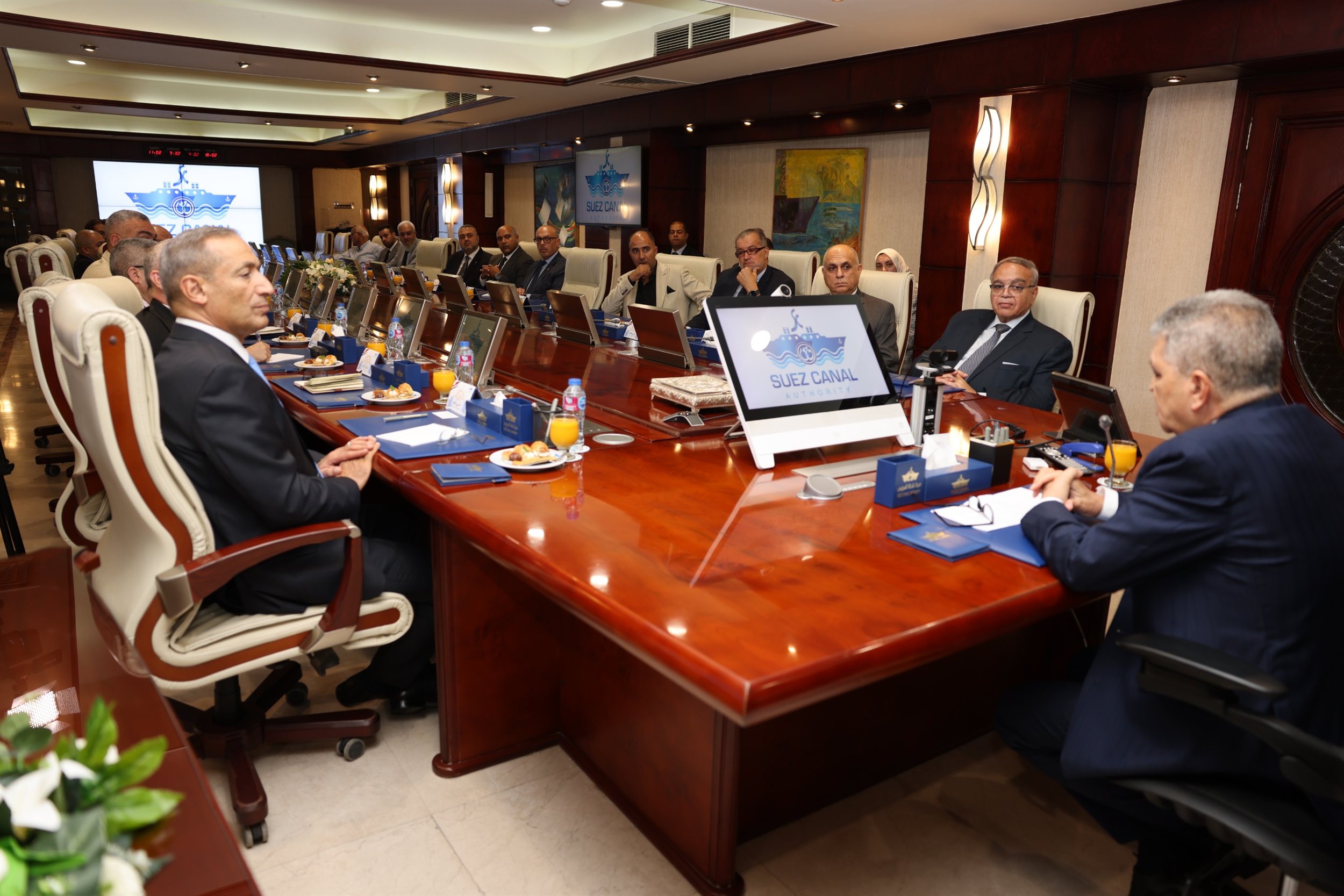 أسامة ربيع مع ممثلي 20 جهة من الخطوط والتوكيلات الملاحية