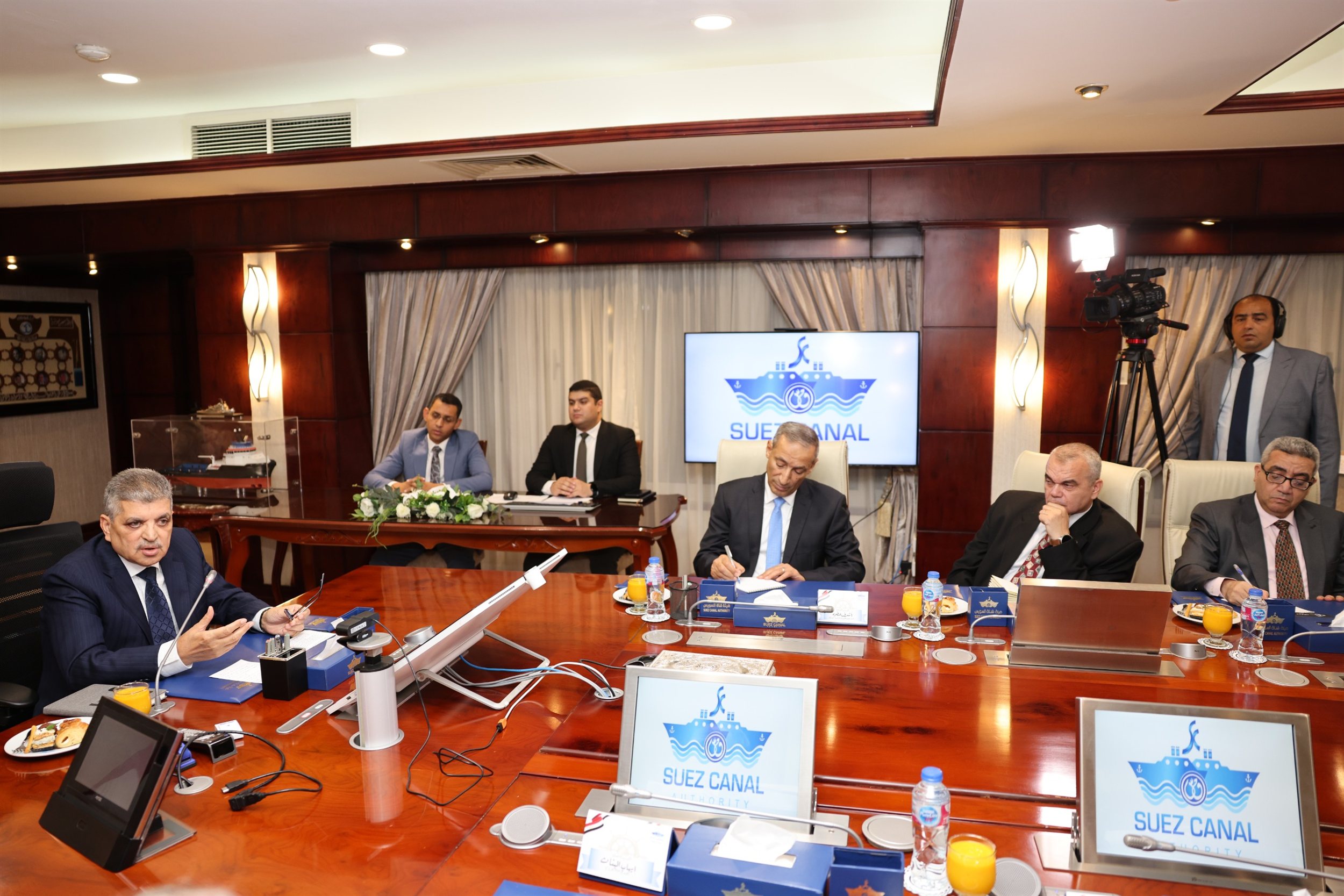 أسامة ربيع مع ممثلي 20 جهة من الخطوط والتوكيلات الملاحية