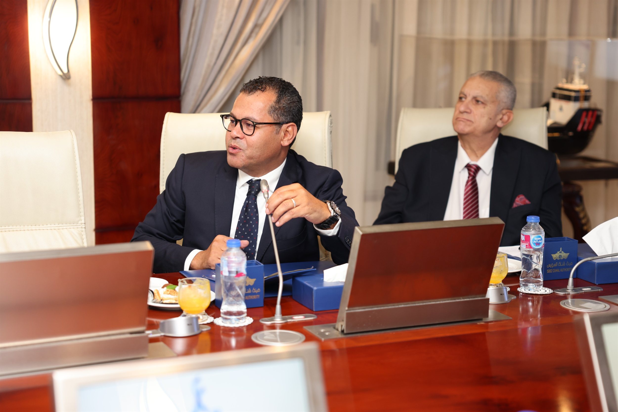 أسامة ربيع مع ممثلي 20 جهة من الخطوط والتوكيلات الملاحية