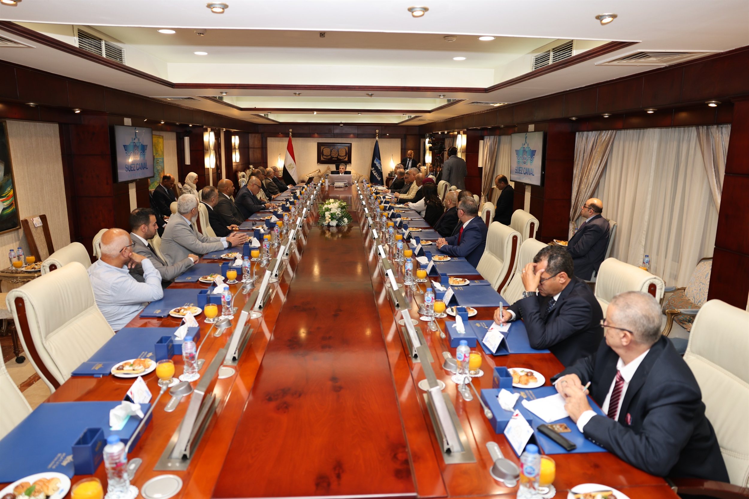 أسامة ربيع مع ممثلي 20 جهة من الخطوط والتوكيلات الملاحية