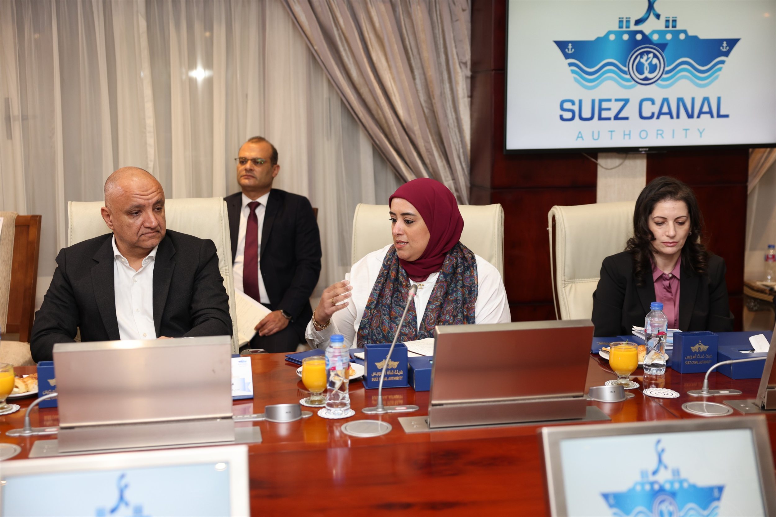 أسامة ربيع مع ممثلي 20 جهة من الخطوط والتوكيلات الملاحية